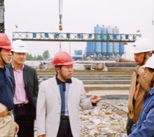       圖為學(xué)院畢業(yè)生韋世國(guó)副局長(zhǎng)（左一）、學(xué)院畢業(yè)生九泰公司 總經(jīng)理關(guān)和平（中）在施工現(xiàn)場(chǎng)